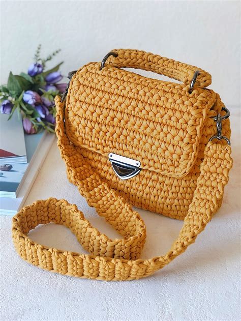 Simple Crochet Mini Shoulder Bag Tutorial .